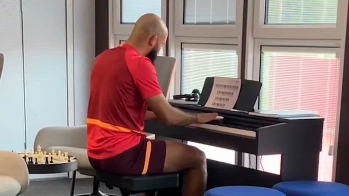 Bryan Mbeumo thích chơi piano