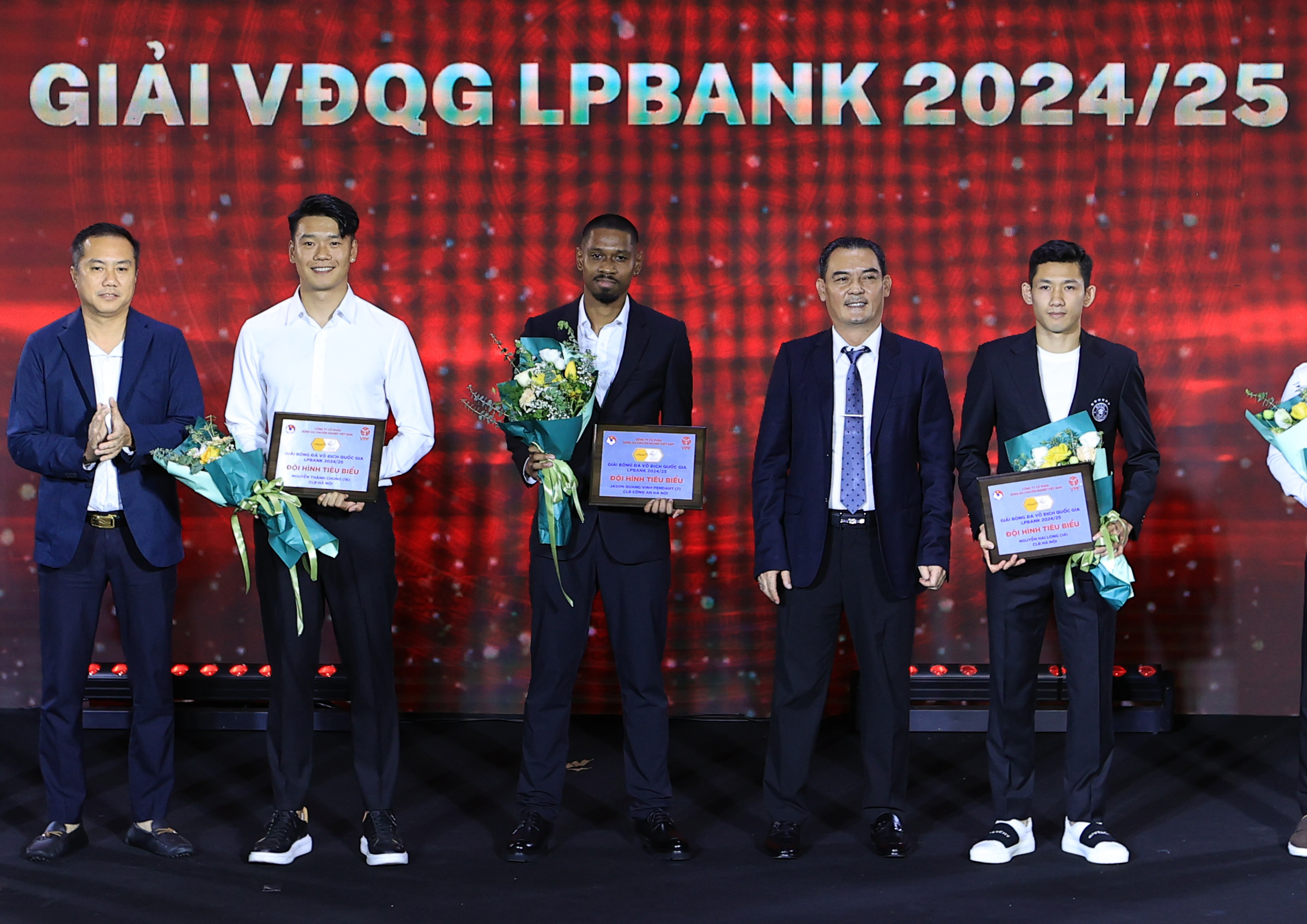 Cao Pendant Quang Vinh lần đầu góp mặt vào đội hình tiêu biểu V.League