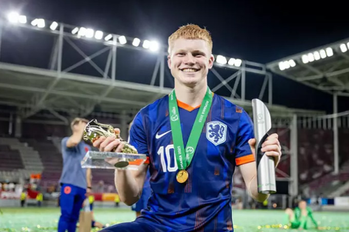Kees Smit rạng rỡ khi ẵm giải Cầu thủ xuất sắc nhất giải U19 châu Âu 2024