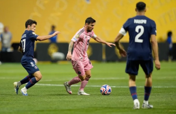 Lionel Messi (áo hồng) đi bóng trong trận Inter Miami thua PSG 0-4 ngày 29/6. Ảnh: Reuters