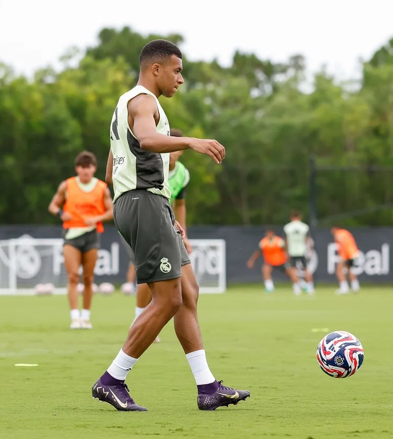 CĐV chờ đợi Mbappe ra sân khi Man City gặp Juventus