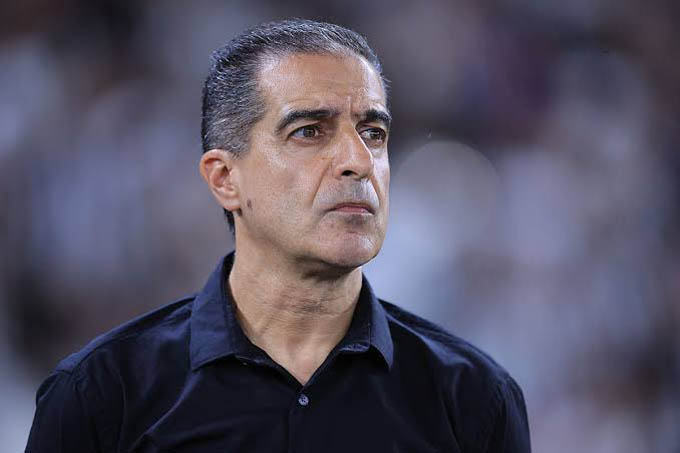 HLV Renato Paiva bị Botafogo sa thải