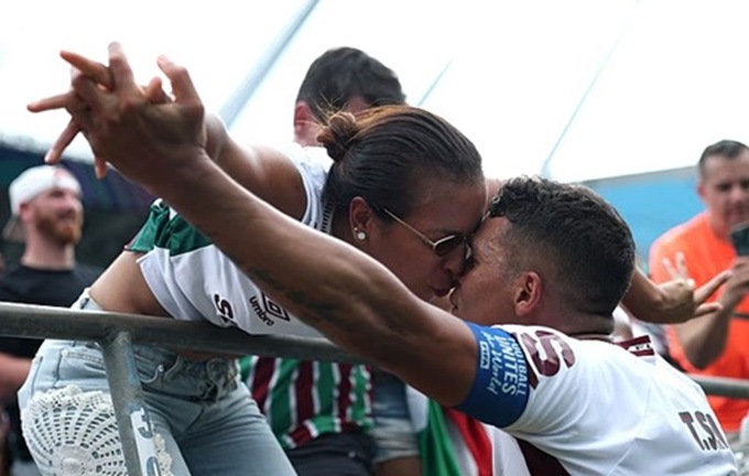 Nụ hôn hạnh phúc của Thiago Silva và vợ, Isabele