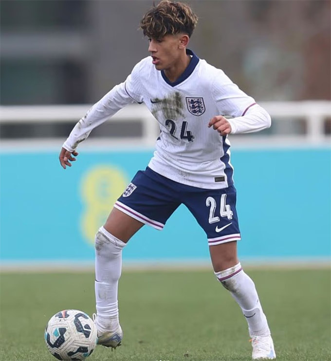 Gabriel trong màu áo ĐT U15 Anh