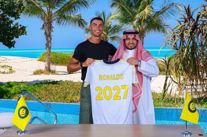 Ronaldo vừa gia hạn hợp đồng với Al Nassr để tiếp tục ở lại Saudi Pro League chơi bóng