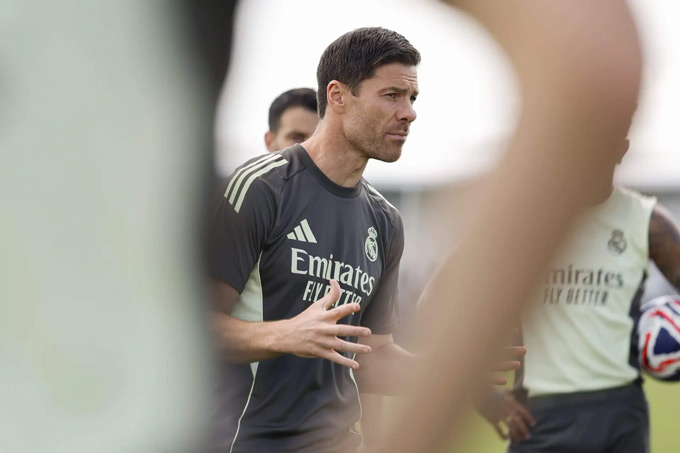 Alonso chăm chú truyền đạt cho các học trò
