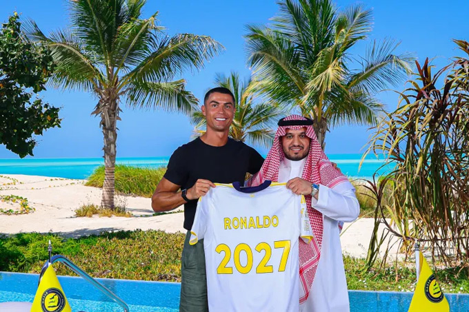 Ronaldo mới gia hạn hợp đồng với Al Nassr