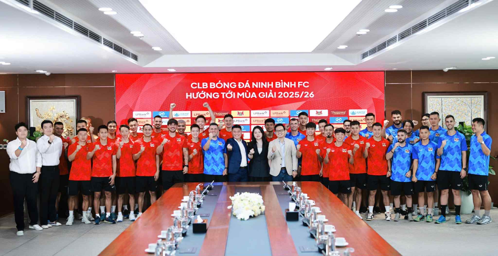 Ninh Bình cũng ra mắt một loạt ngôi sao tên tuổi của bóng đá Việt Nam như Đức Chiến, Ngọc Quang, Quang Nho, Bảo Toàn trước mùa giải mới 