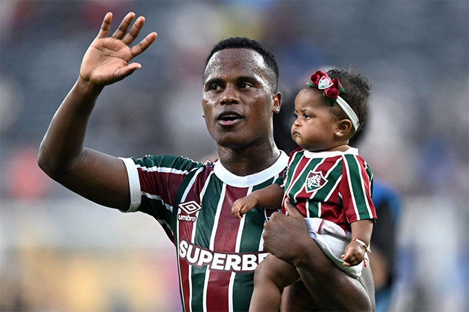 Arias ăn mừng chiến thắng trước Inter Milan cùng cô con gái nhỏ