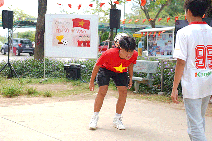 Tiết mục biểu diễn tâng bóng nghệ thuật tạo không khí sôi nổi cho buổi giao lưu.