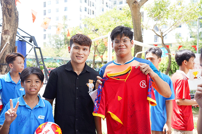 Các fan nhí hào hứng chụp hình cùng thần tượng.