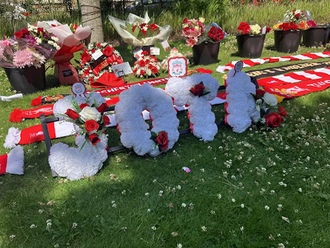 Các fan đặt hoa tưởng niệm Jota bên ngoài sân Anfield