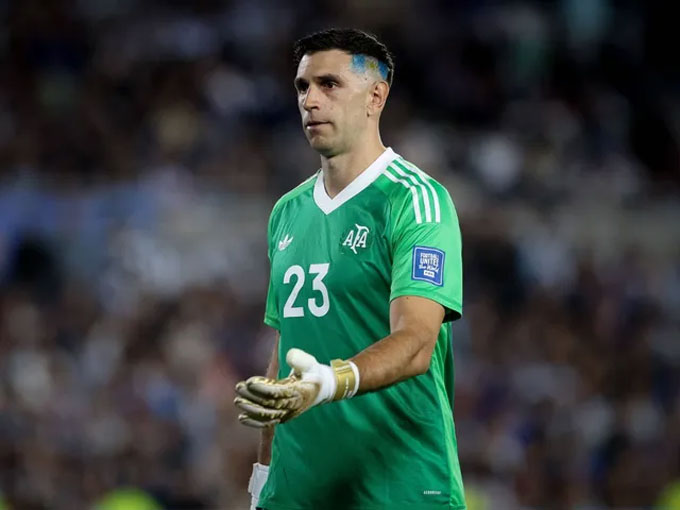 Emiliano Martinez của Aston Villa là thủ môn được liên hệ nhiều nhất với Quỷ đỏ