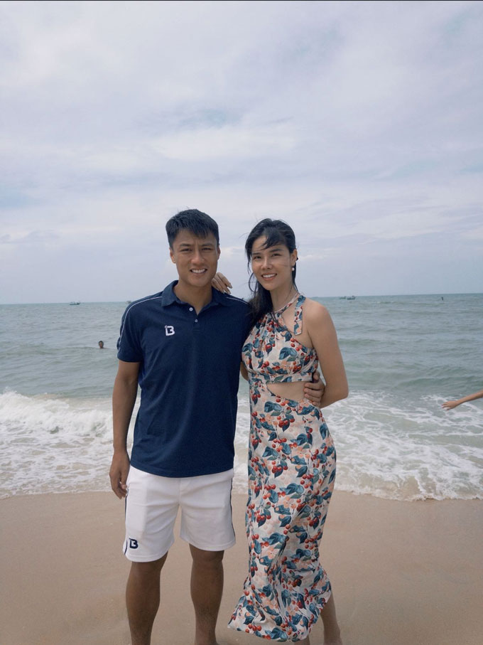 Kỳ Hân tái xuất đầy tươi trẻ cùng chồng là cầu thủ Mạc Hồng Quân
