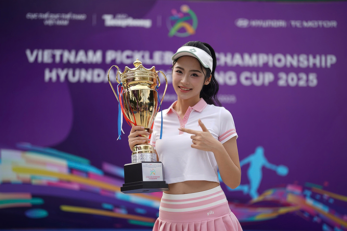 Á hậu Vân Nhi với chiếc cúp vô địch 