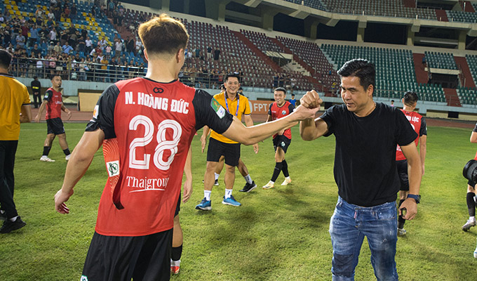 HLV Việt Thắng khẳng định được tài năng khi vừa đưa Ninh Bình thăng hạng V.League theo cách không thể ấn tượng hơn - Ảnh: Minh Lâm 