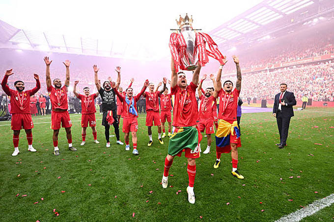 NHM Liverpool sẽ còn nhớ mãi khoảnh khắc Jota nâng cao chức vô địch Premier League 2024/25