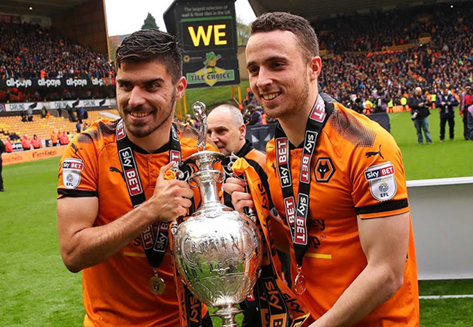 Ở mùa giải 2017/18, khi khoác áo Wolves theo dạng cho mượn, Diogo Jota đã giành chức vô địch giải hạng nhất Anh. Sau đó, Bầy sói đã quyết định mua đứt tiền vệ người Bồ Đào Nha với mức giá 14 triệu euro. Trong 3 năm khoác áo Wolves, Diogo Jota đã ghi 44 bàn thắng qua 131 lần ra sân trên mọi đấu trường. Anh nhanh chóng trở thành ngôi sao tấn công rất được chú ý ở Premier League