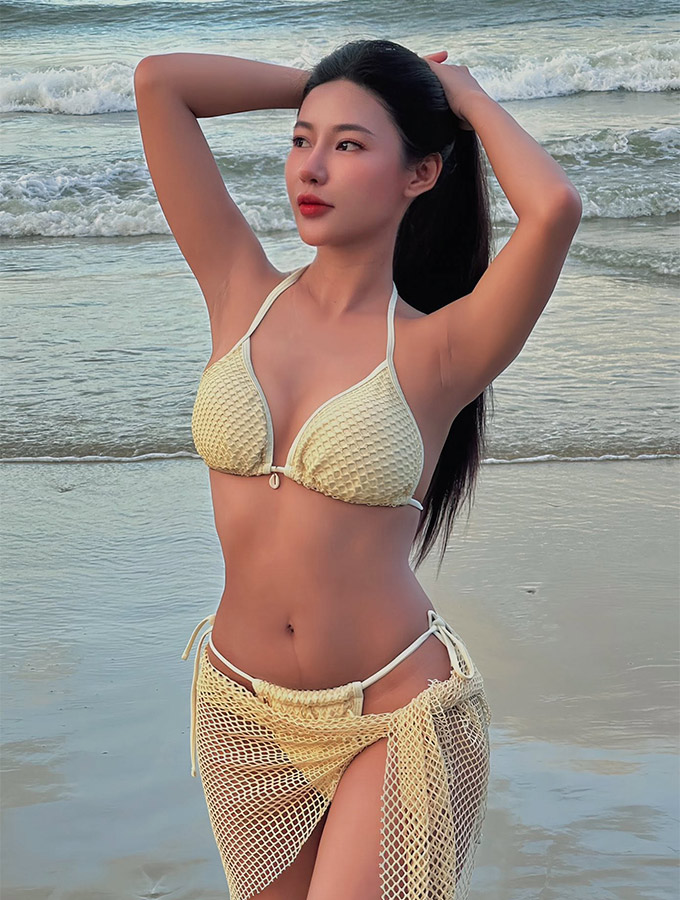 Nàng WAG Tường Linh - vợ thủ môn Đình Triệu khoe body nóng bỏng với bikini 