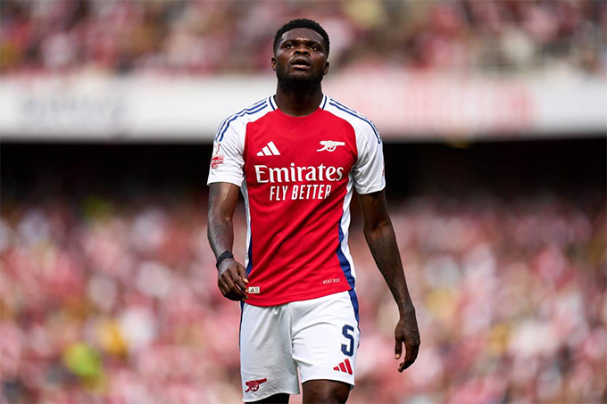 Vì thế, Arsenal bị chỉ trích khi Partey vẫn ra sân
