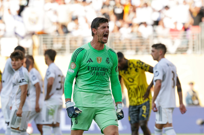 Courtois có pha cứu thua kinh dị