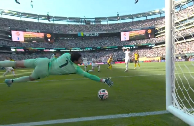 Pha đổ người cứu thua không tưởng của Courtois