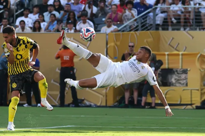 Pha móc bóng đẹp mắt của Mbappe