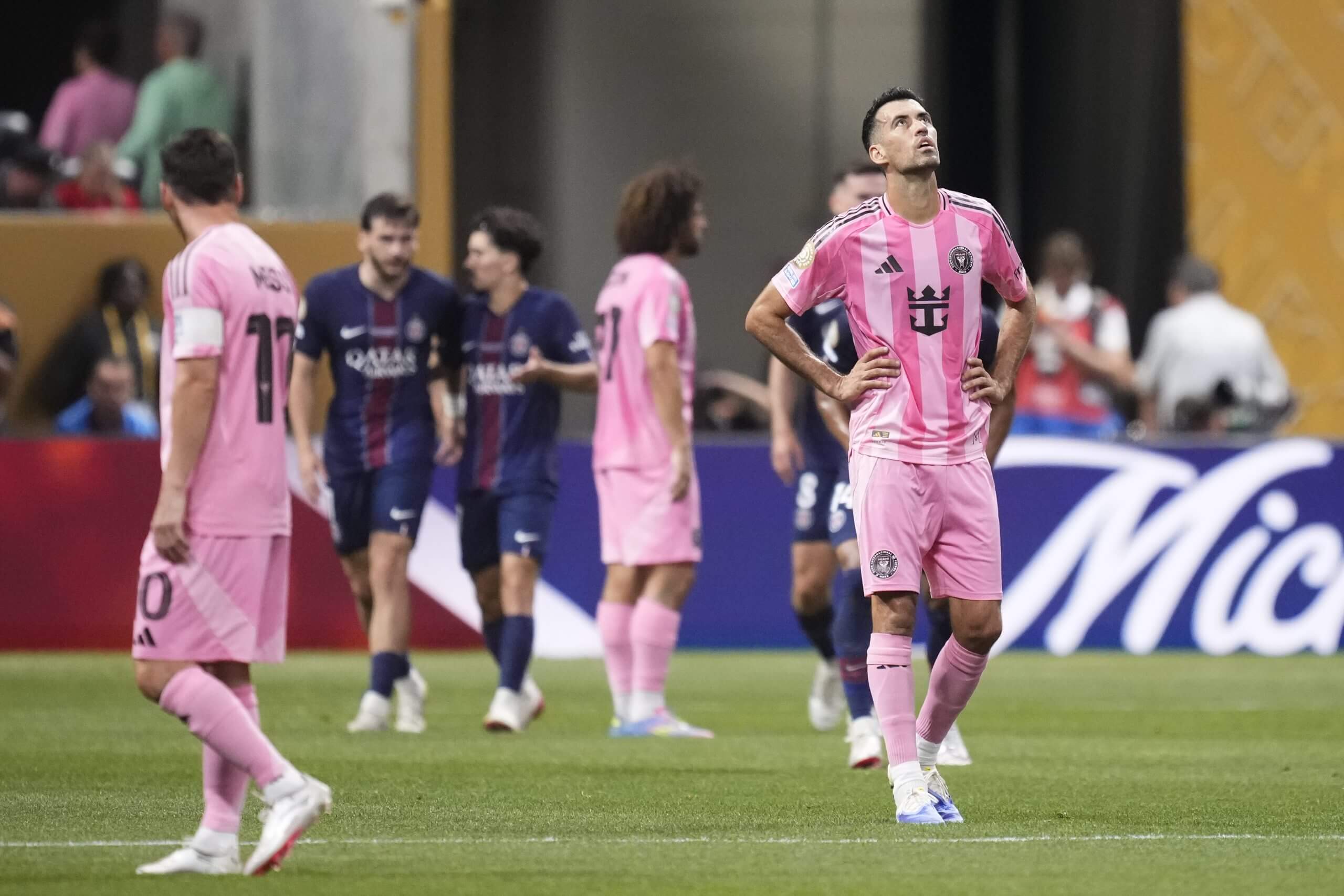 Messi chơi với những bức tượng bê tông, không phải đồng đội