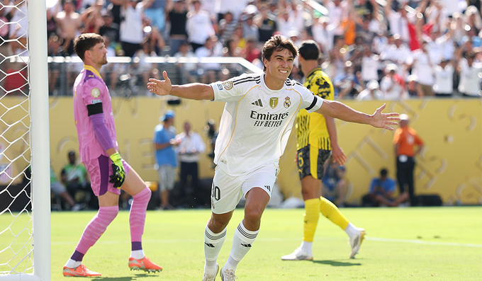 Garcia ăn mừng sau khi xé lưới Dortmund