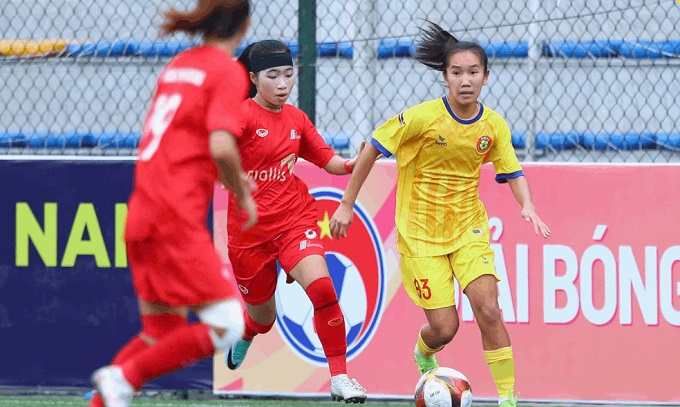 Phong Phú Hà Nam (áo đỏ) vượt qua TP.HCM với tỷ số sít sao 1-0 
