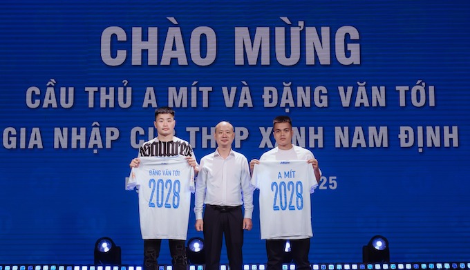 Đội bóng thành Nam vừa lấy về Văn Tới và A Mít - Ảnh: Quang Đương
