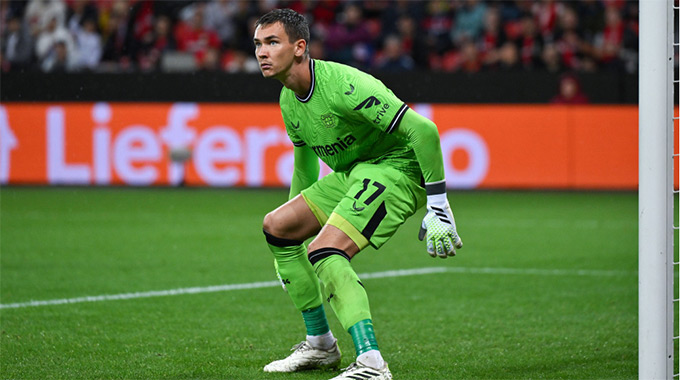 Kovar rời Leverkusen khi Ten Hag mang về thủ môn mới Flekken