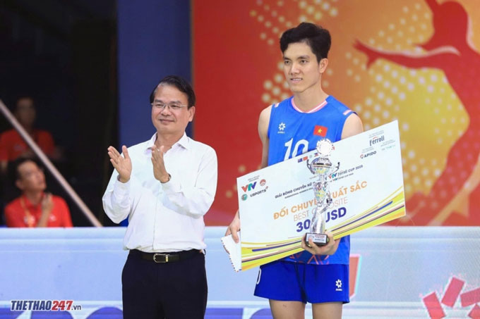 Bích Tuyền giành giải thưởng "Đối chuyền xuất sắc nhất" VTV Cup 2025