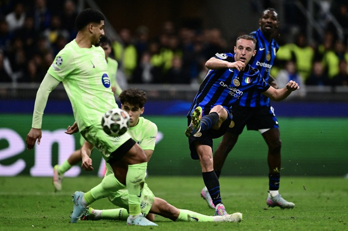 Frattesi ghi bàn vào lưới Barcelona tại bán kết Champions League 2024/25