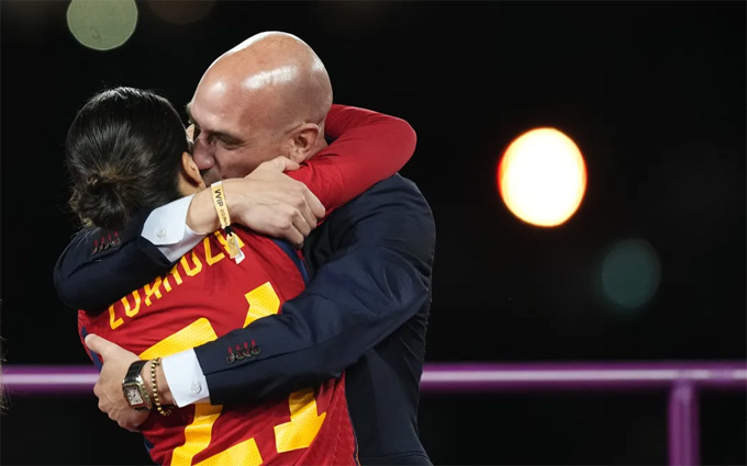 Ám ảnh "nụ hôn bẩn thỉu" của cựu chủ tịch RFEF Luis Rubiales với tiền đạo Jenni Hermoso
