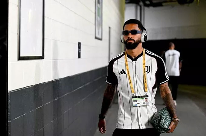 Douglas Luiz trên đường rời Juve