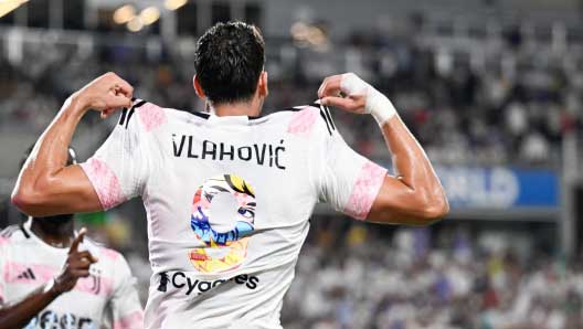Vlahovic hay ăn mừng bằng việc khoe áo số 9