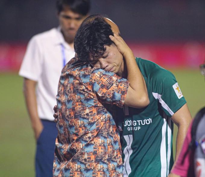 Ông bầu của CLB Bình Phước an ủi Công Phượng sau trận play-off. Ảnh: Quốc An