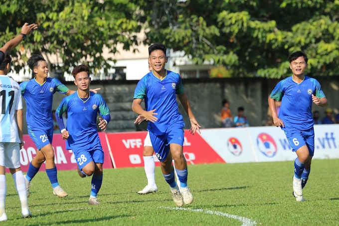 Niềm vui của Quang Khôi và đồng đội khi ghi bàn tại giải U17 trong màu áo BRVT. Ảnh: Quốc An