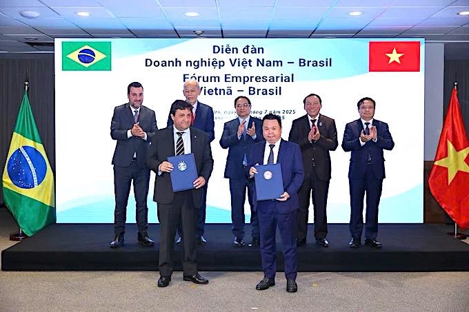 Thủ tướng Phạm Minh Chính (giữa) và lãnh đạo Việt Nam - Brazil chứng kiến lễ hợp tác giữa CLB Gremio và CLB TP.HCM