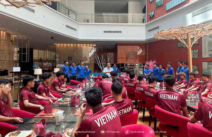 Phó Chủ tịch VFF Trần Anh Tú thăm và động viên ĐT U22 Việt Nam. Ảnh: VFF 