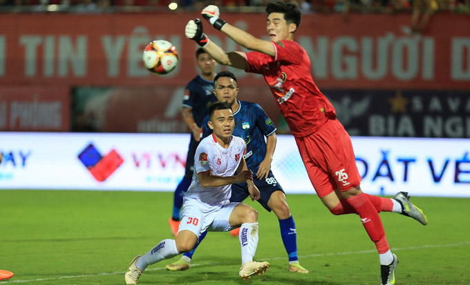 Trung Kiên có phong độ tốt trong màu áo HAGL. Ảnh: Minh Tuấn