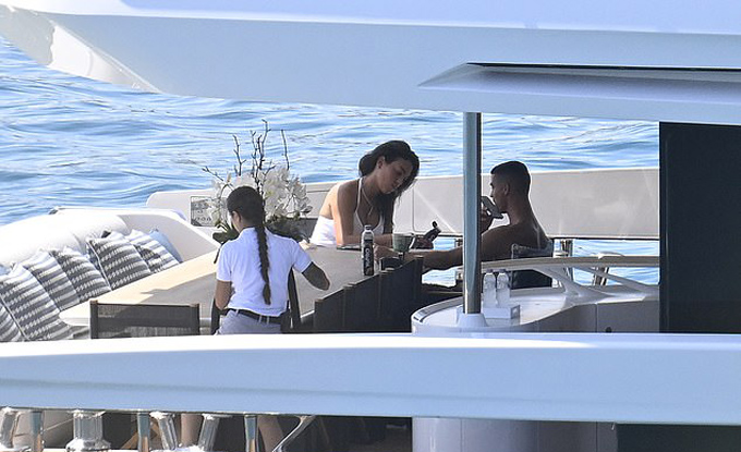 Ronaldo và Georgina đang ở Tây Ban Nha....