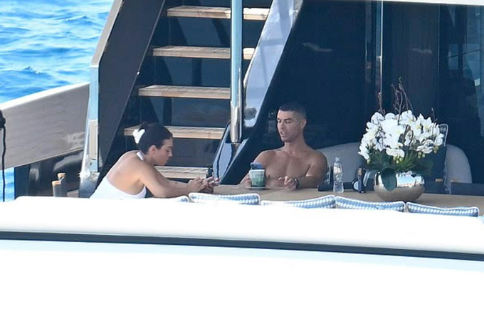 Ronaldo đang tận hưởng kỳ nghỉ trước khi hội quân với Al Nassr