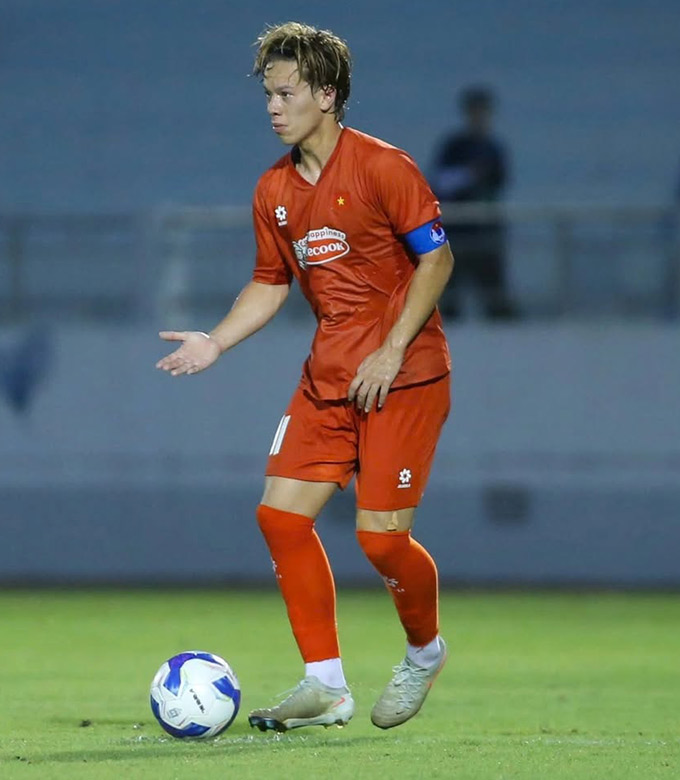 Viktor Lê hạnh phúc khi đeo băng đội trưởng U23 Việt Nam 
