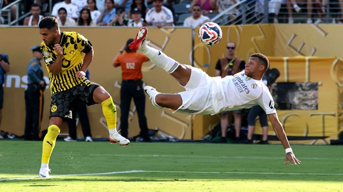 Mbappe ghi bàn thắng siêu phẩm vào lưới Dortmund
