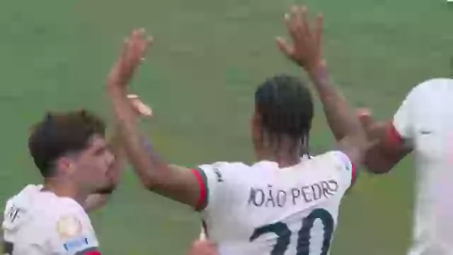 Joao Pedro từ chối ăn mừng sau khi ghi bàn