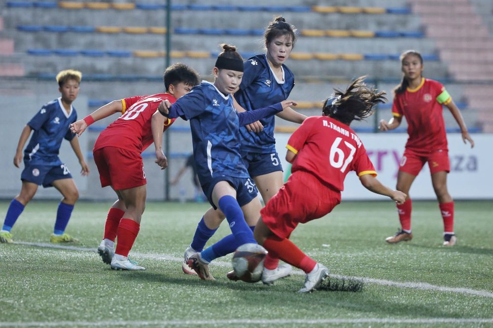 U16 nữ Hà Nam (áo đỏ) chỉ còn cách chức vô địch giải đấu 1 trận nữa