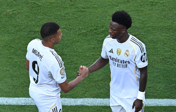Các tiền đạo như Mbappe và Vinicius không hề tham gia hỗ trợ phòng ngự khiến Real gặp nhiều khó khăn