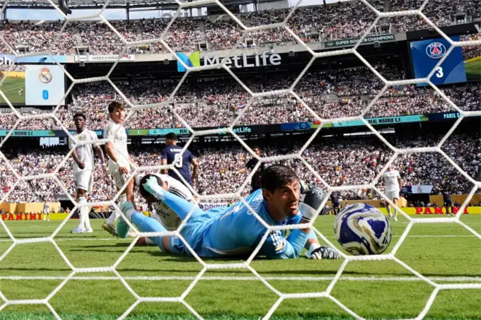 Courtois đã rất xuất sắc nhưng không thể ngăn cản Real thúc thủ 0-4 trước PSG